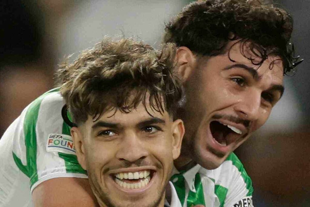 Johnny Cardoso esulta con un compagno al Betis