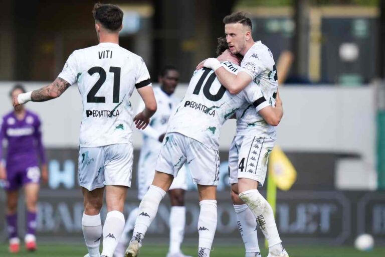 Fazzini esulta con i compagni