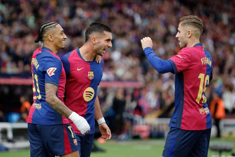 Ferran Torres esulta con i compagni