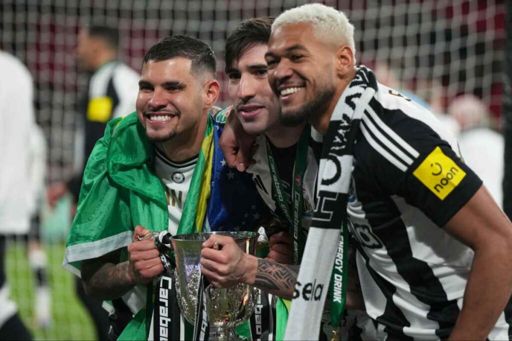 Tonali con compagni esultanza