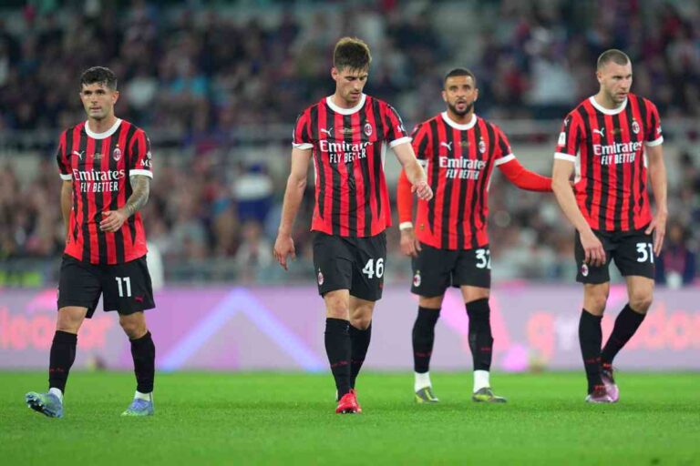 Milan in campo all'Olimpico contro la Roma