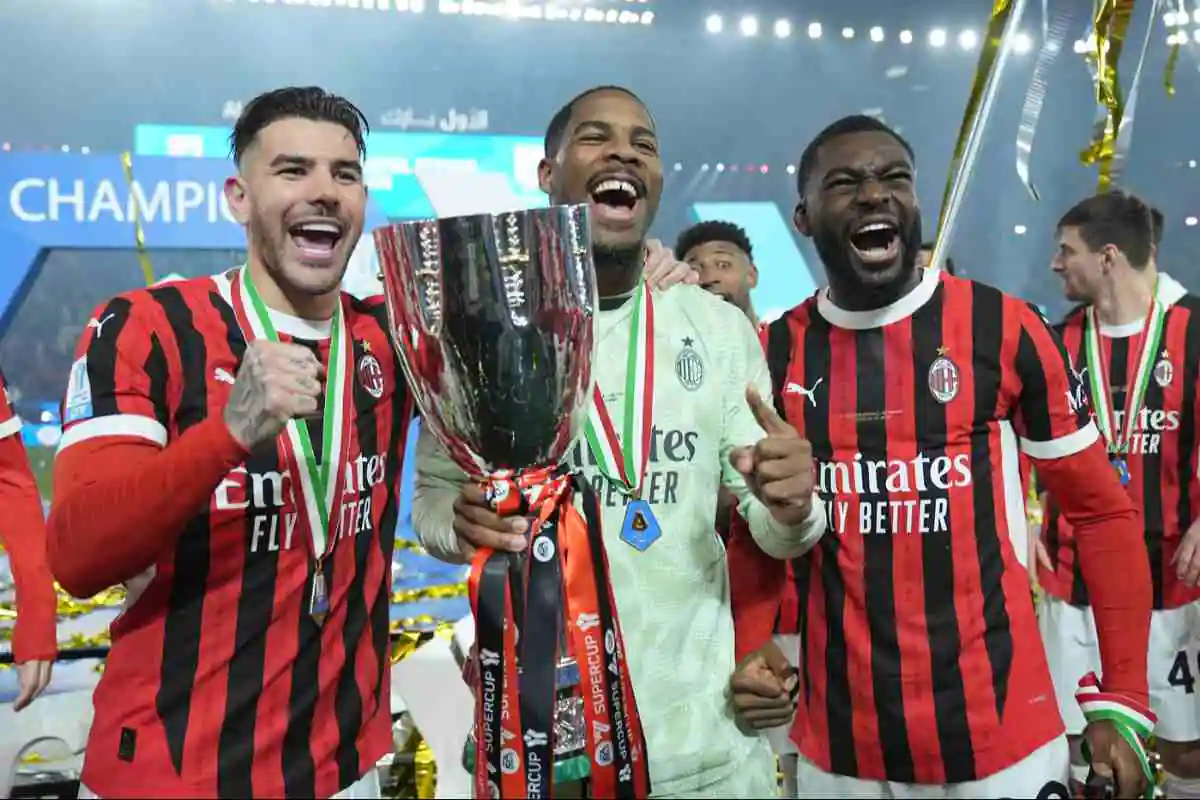 Il Milan esulta dopo la vittoria in Supercoppa