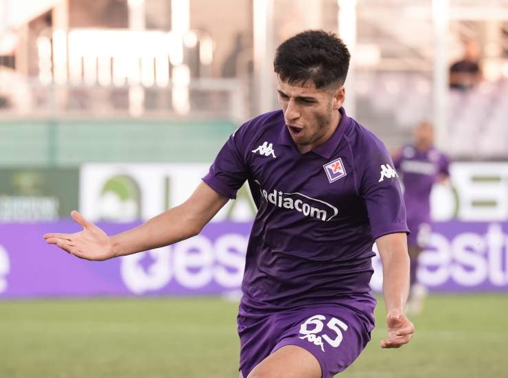 Parisi esulta dopo un gol