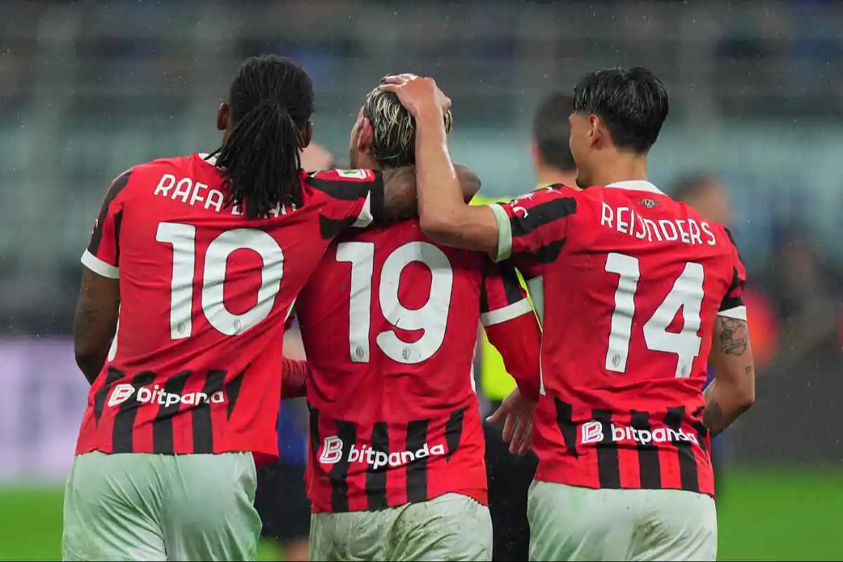 Leao, Theo e Reijnders esultano