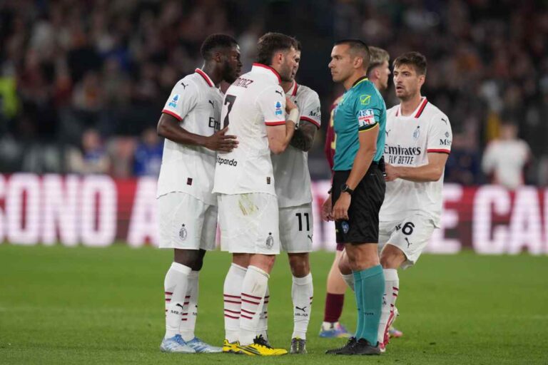 Proteste del Milan contro la Roma