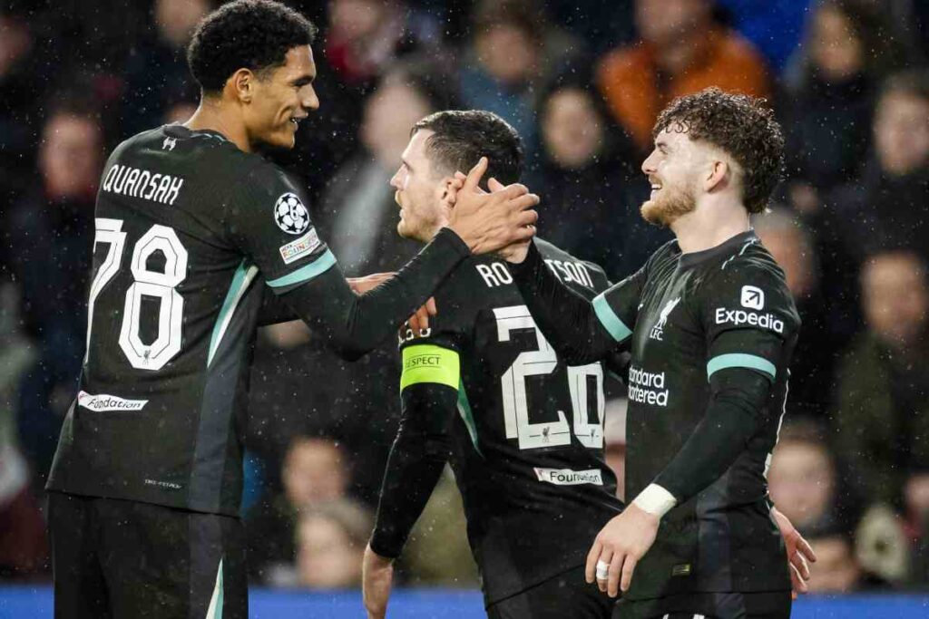 Elliott festeggiato dai compagni