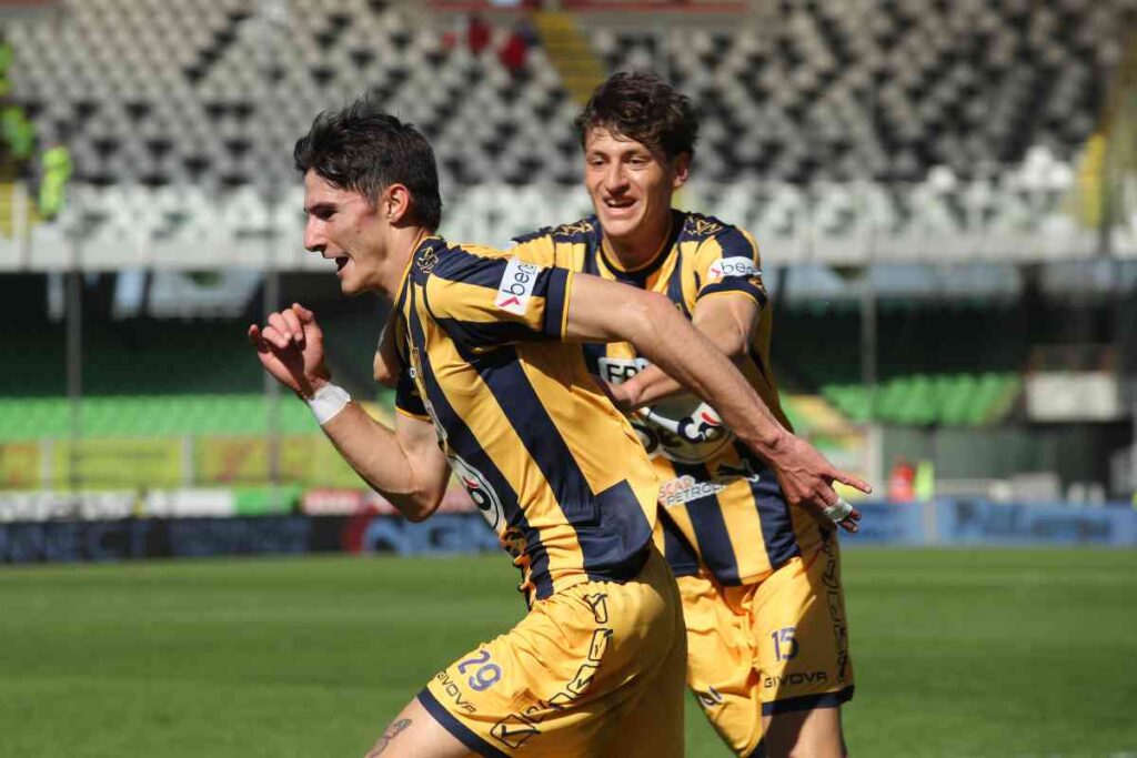 Fortini esulta dopo un gol