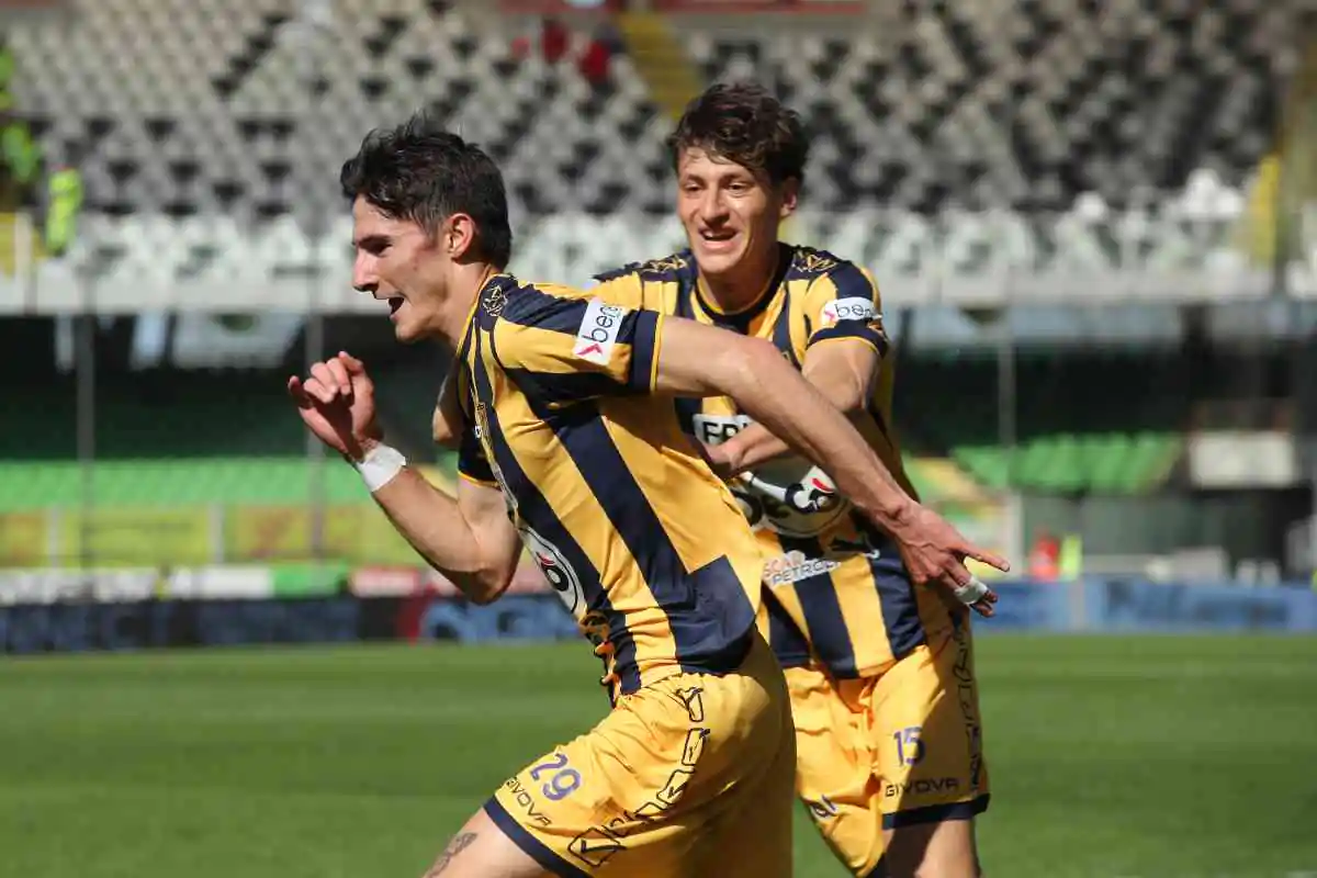 Fortini esulta dopo un gol