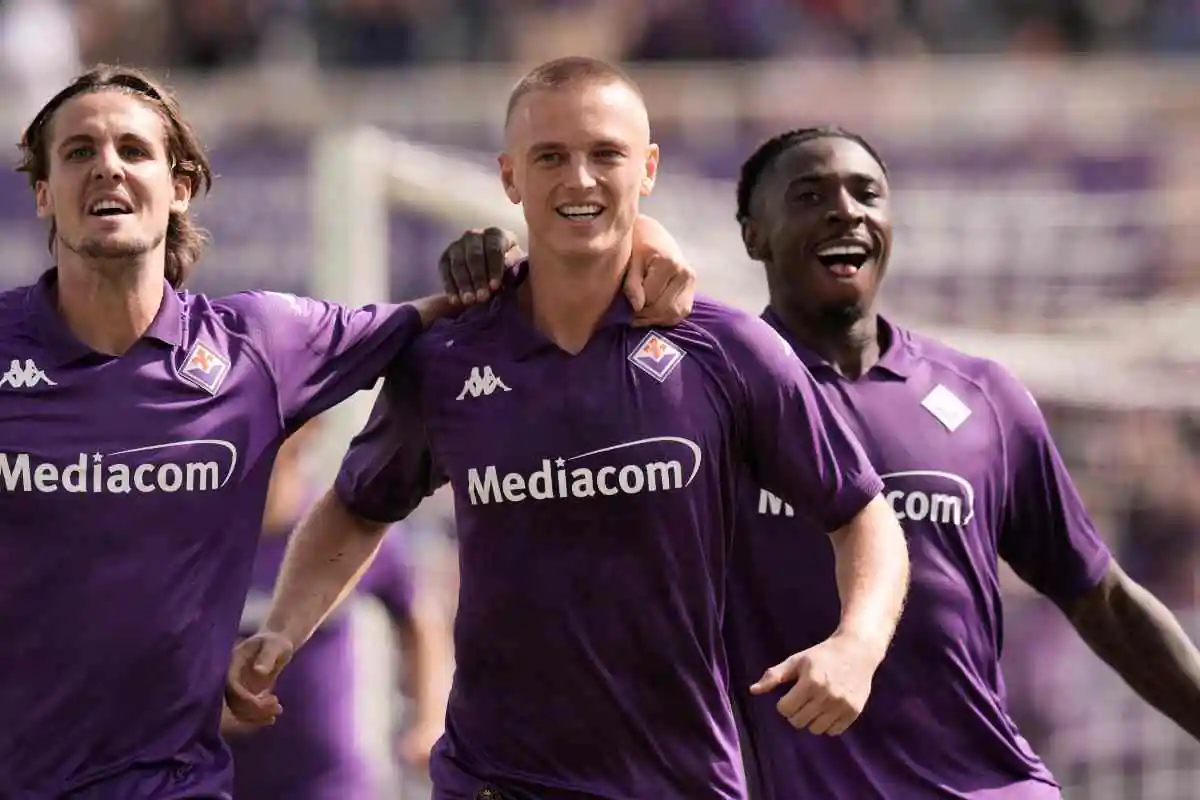 Kean esulta con Gudmundsson e Colpani