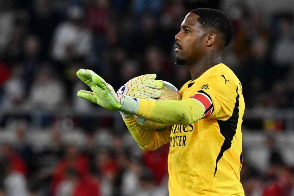 Maignan con la palla in mano