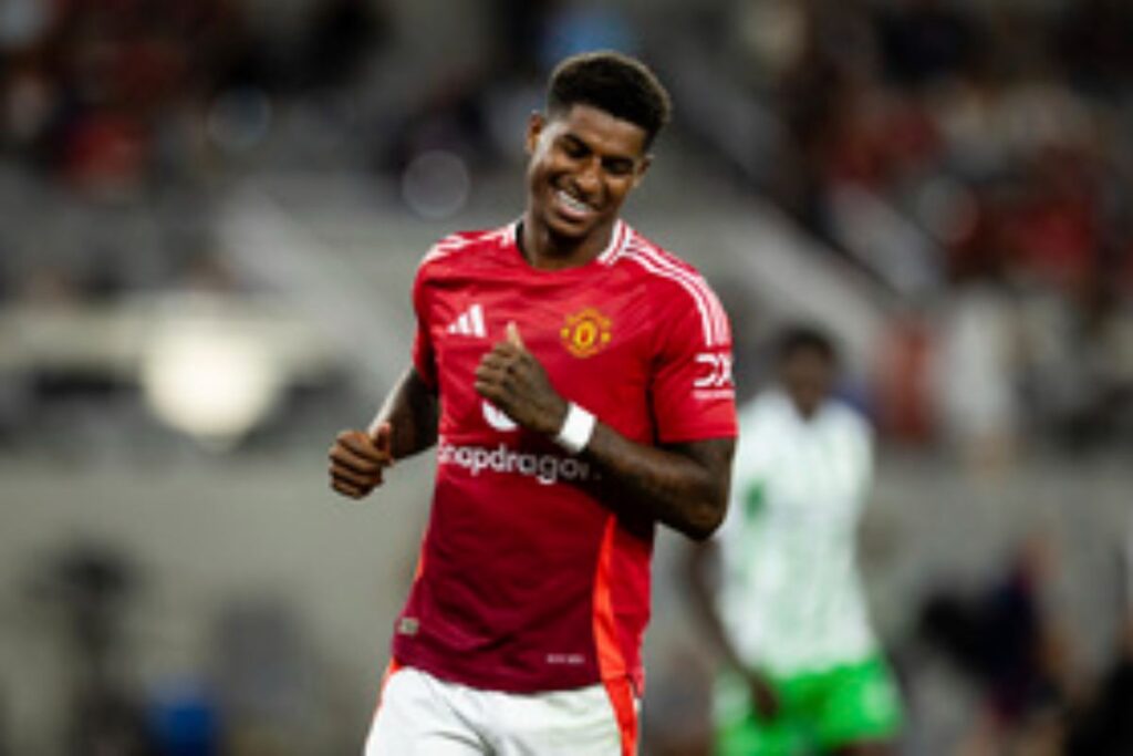 Marcus Rashford sorride