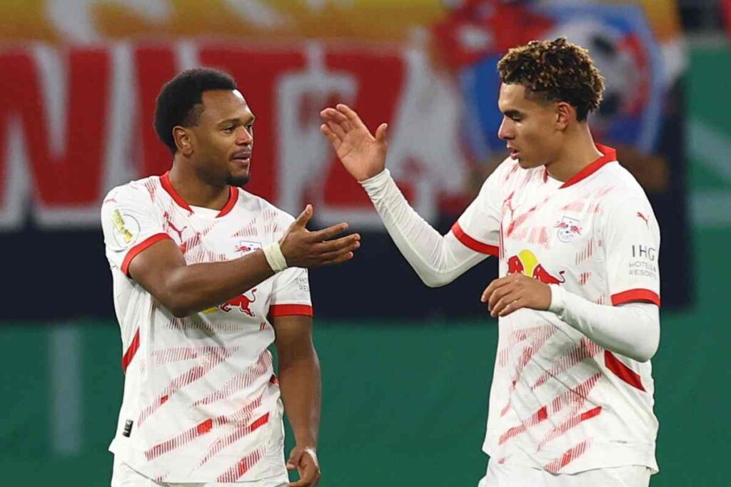 Openda e Nusa con la maglia del Lipsia