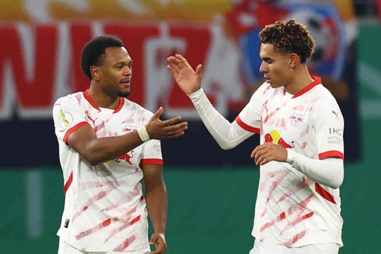 Openda e Nusa con la maglia del Lipsia