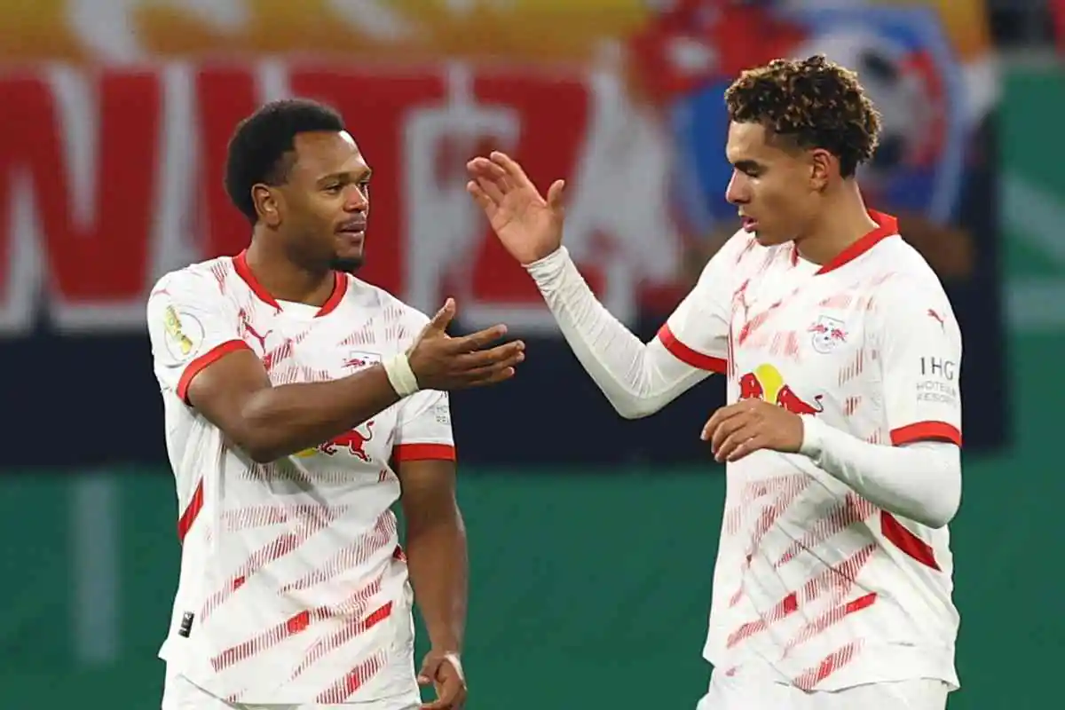 Openda e Nusa con la maglia del Lipsia