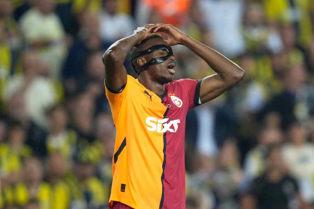 Osimhen con le mani in testa