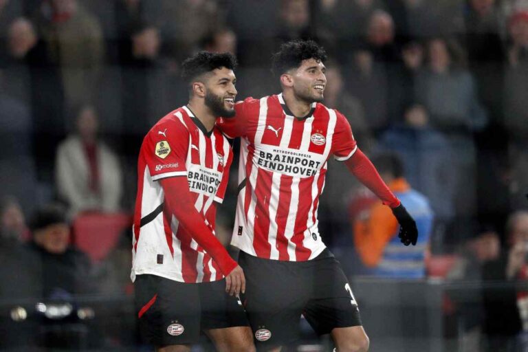 Pepi esulta con un compagno