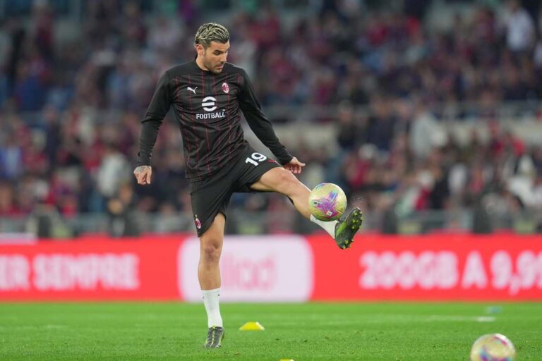 Theo Hernandez palleggia