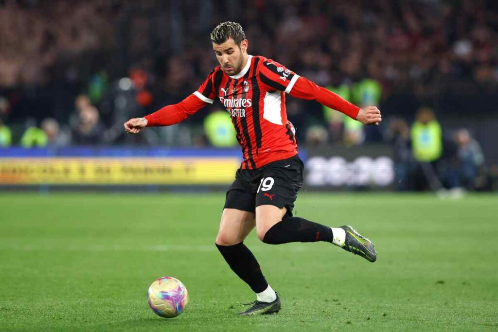 Theo Hernandez palla al piede