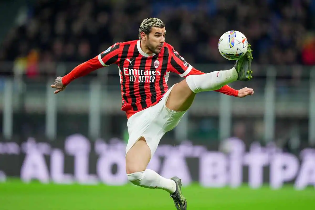 Theo Hernandez controllo volante