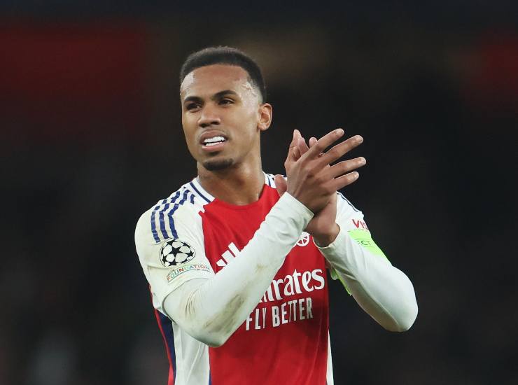 Gabriel Jesus applaude il pubblico