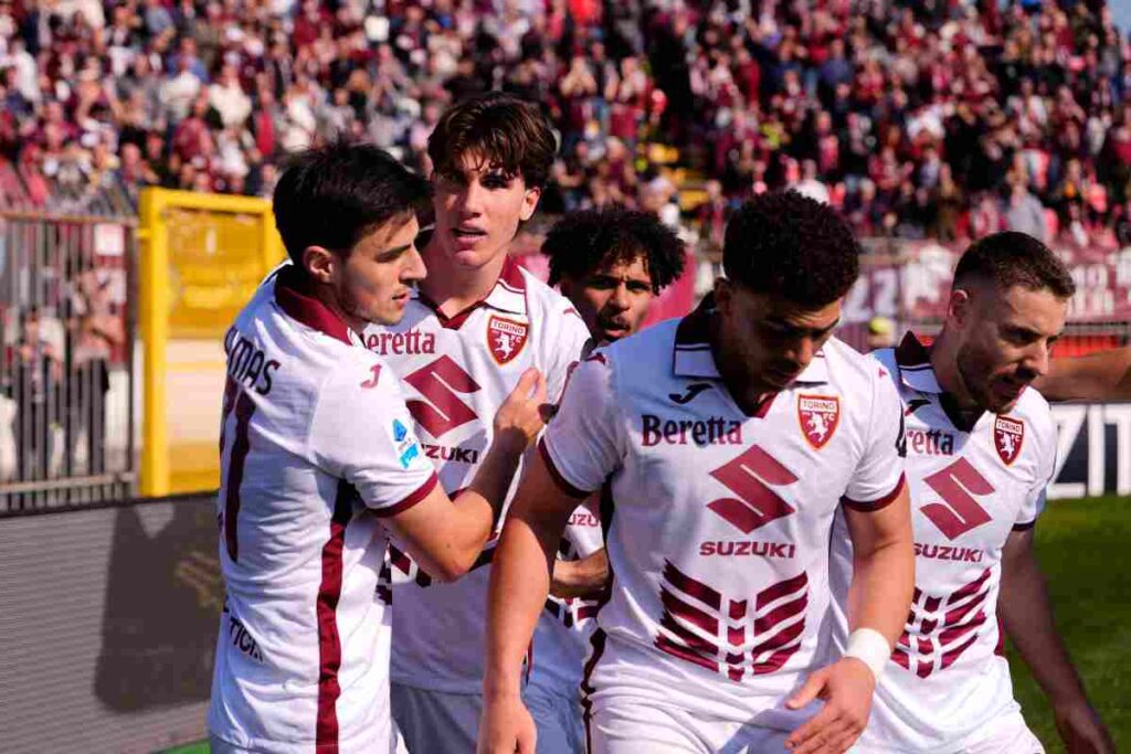 Casadei esulta con i compagni