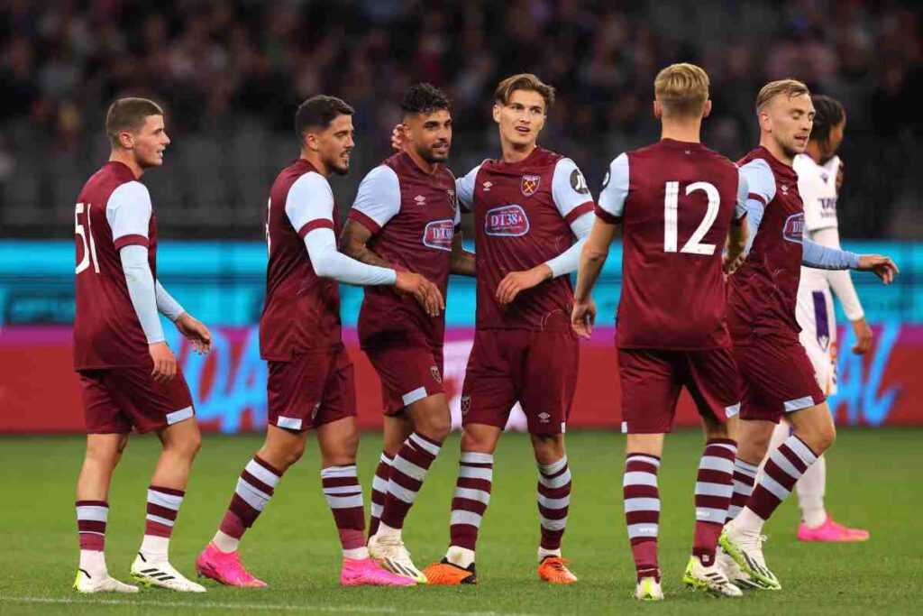 Emerson insieme ai compagni