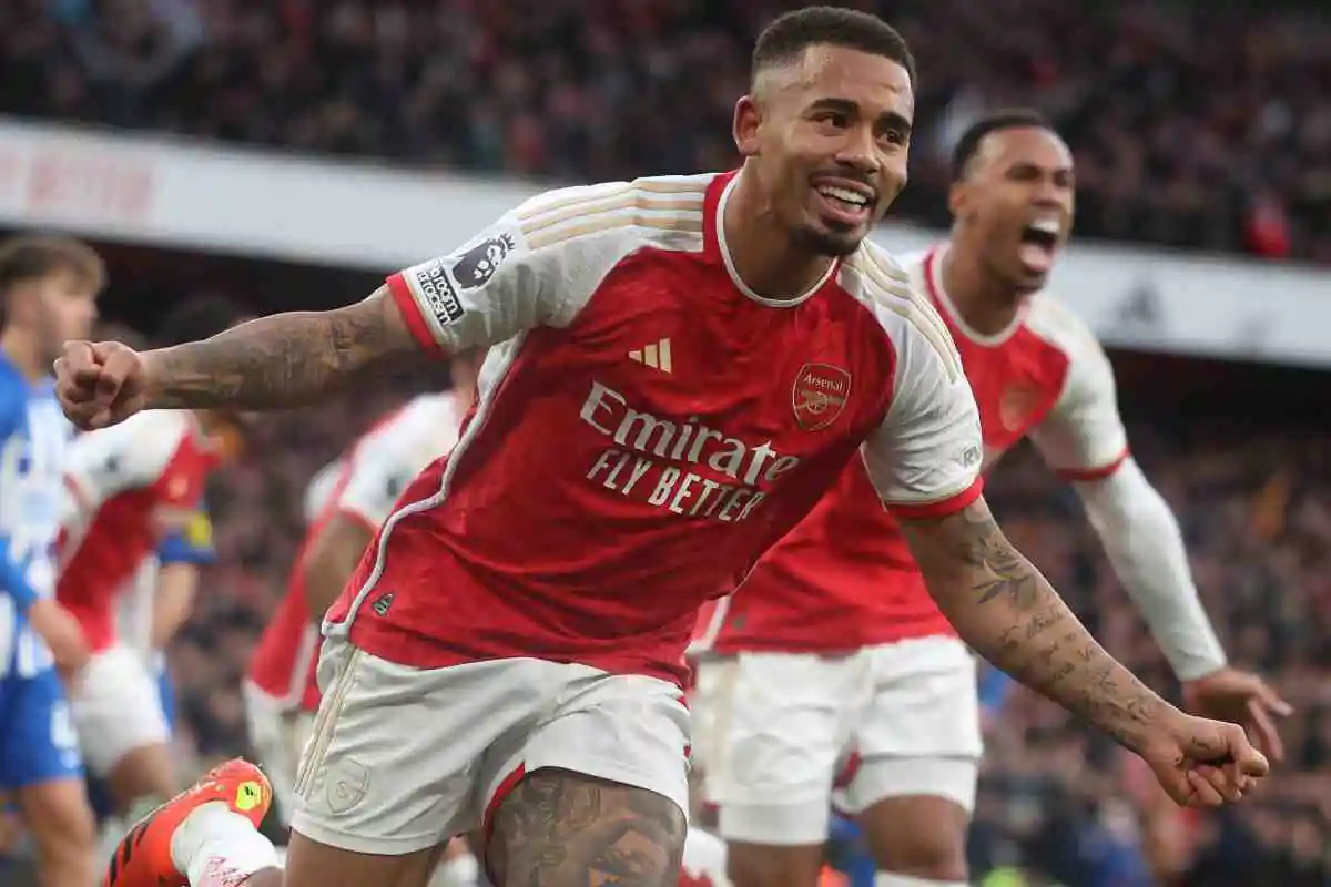 Gabriel Jesus esulta dopo una rete