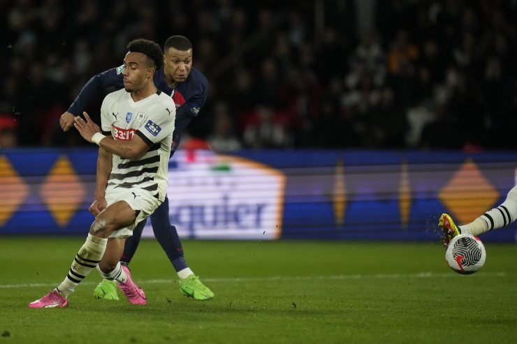 Guéla Doué contro Mbappe