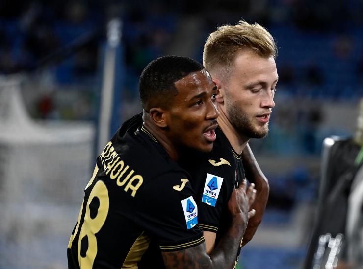 Tchatchoua esulta con un compagno