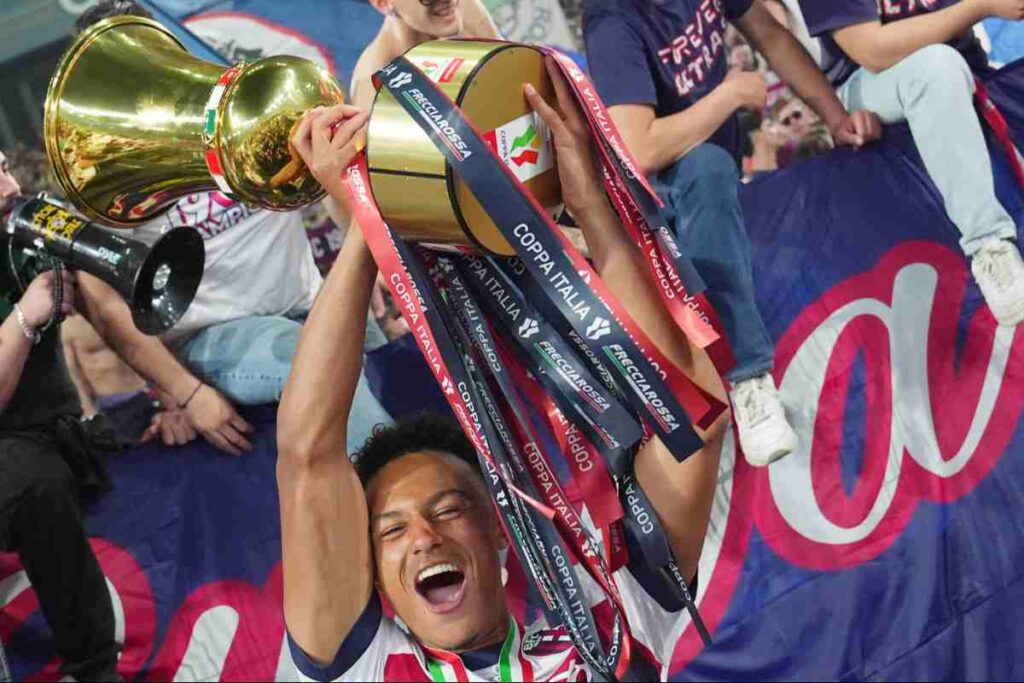 Dan Ndoye con la Coppa Italia