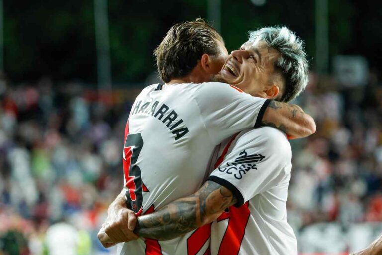 Ratiu abbraccia un compagno