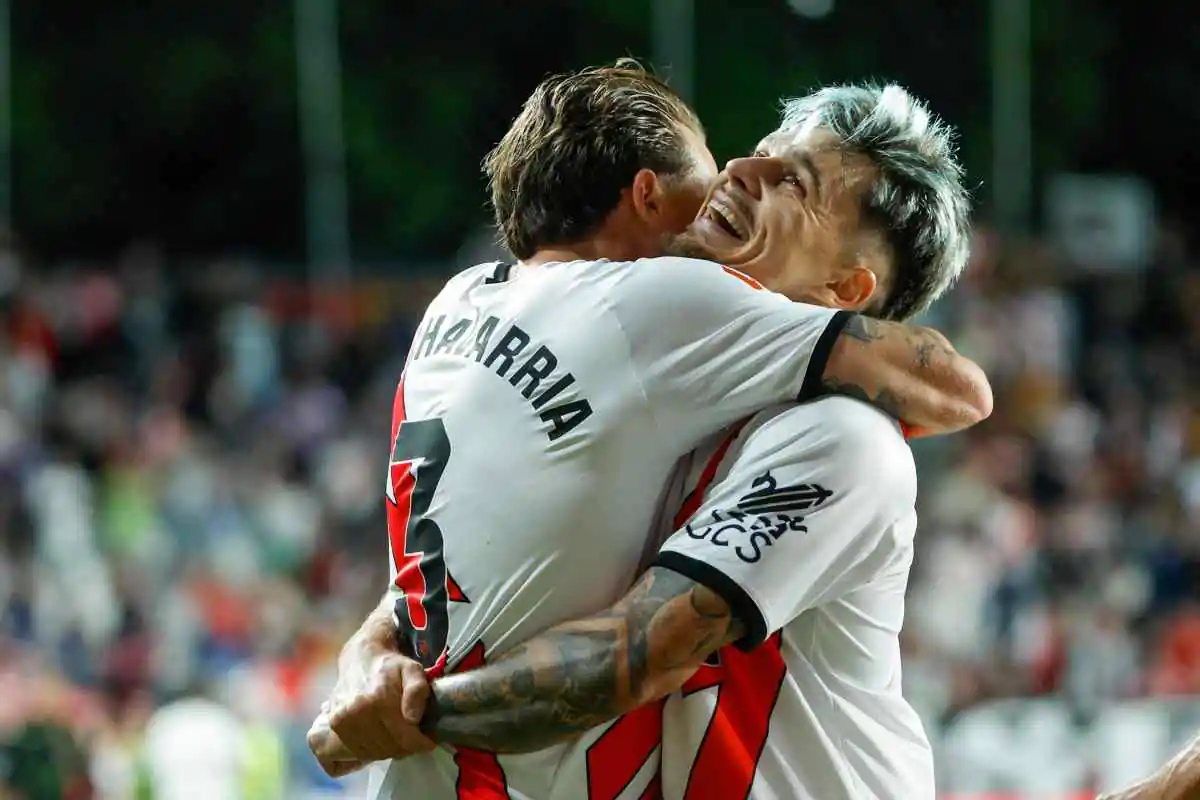 Ratiu abbraccia un compagno