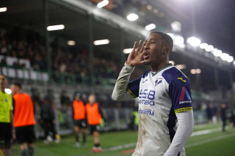 Tchatchoua esulta dopo una rete