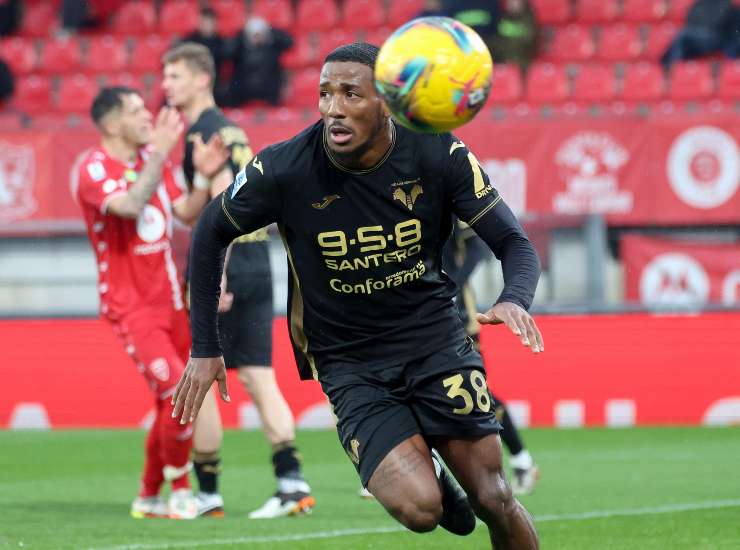 Tchatchoua insegue il pallone