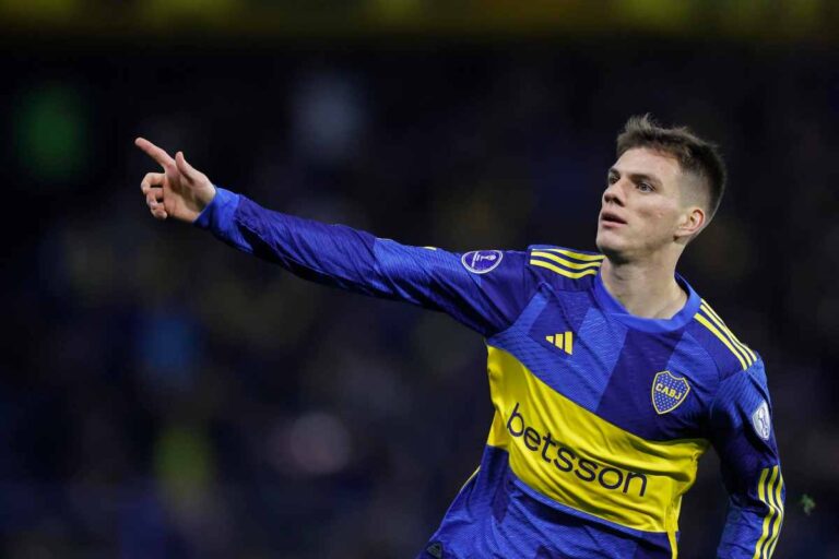 Zenon esulta dopo una rete