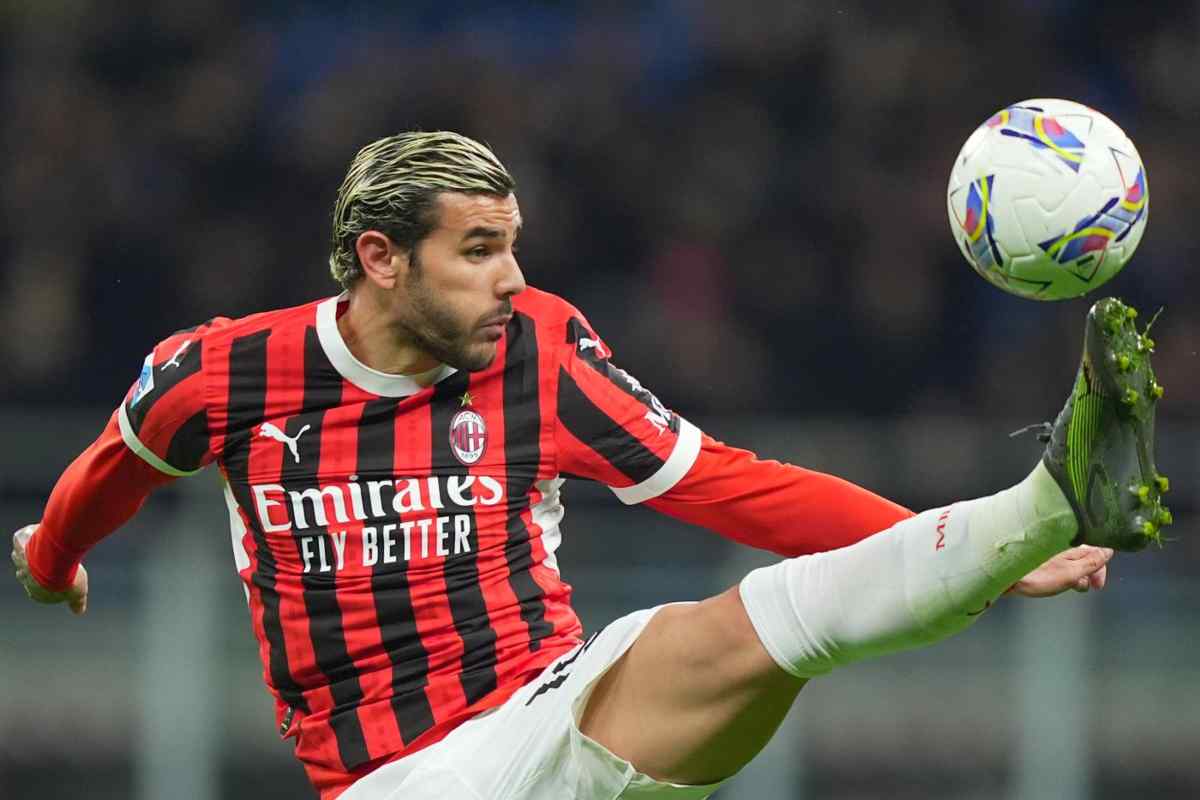 Theo Hernandez controlla palla