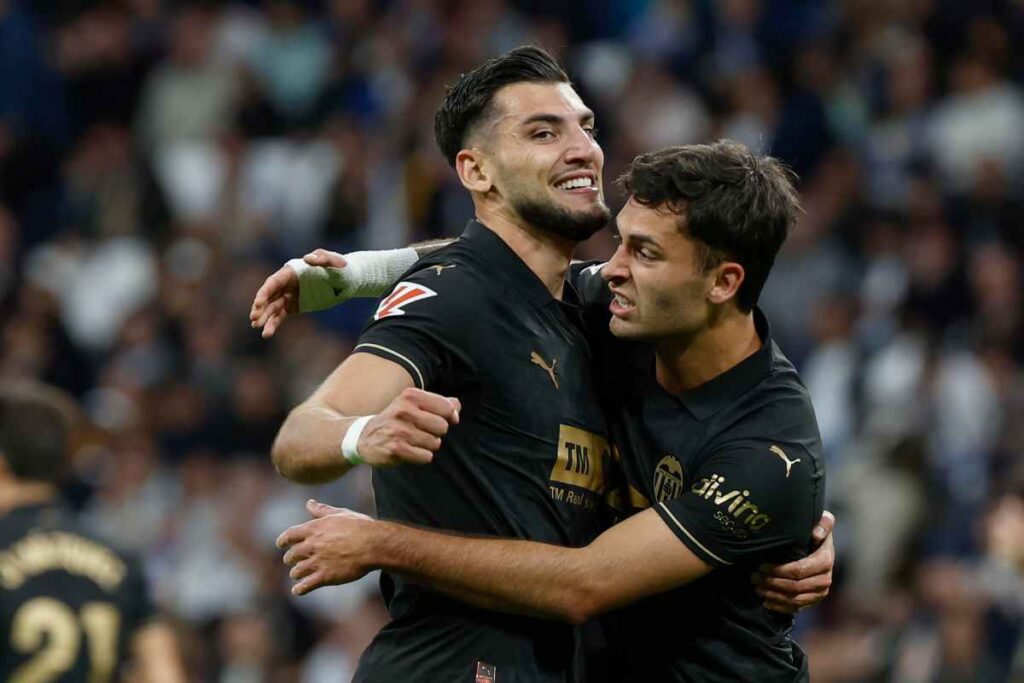 Almeida esulta con un compagno