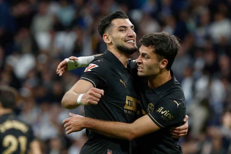 Almeida esulta con un compagno