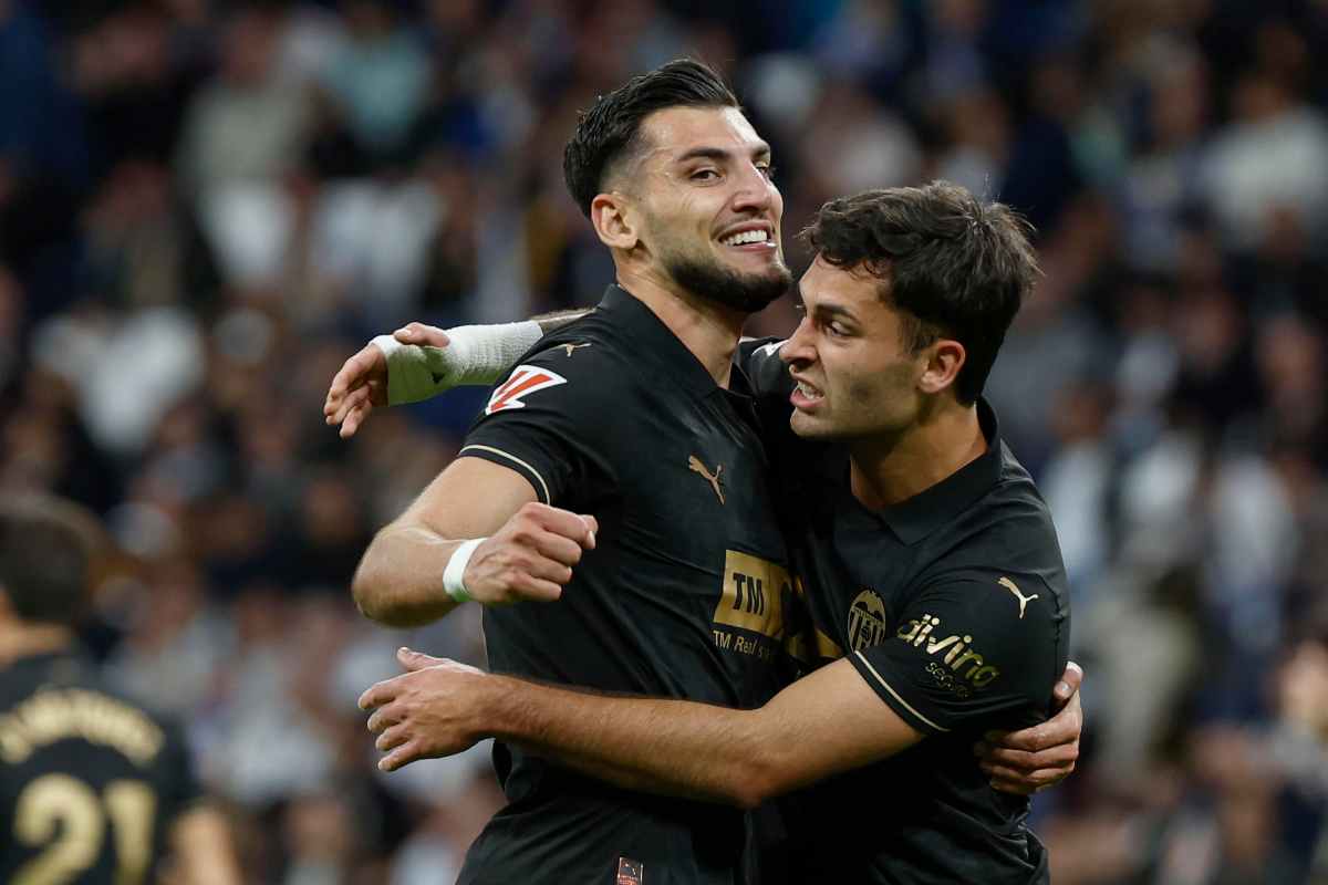 Almeida esulta con un compagno