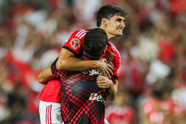 Antonio Silva esulta con un compagno