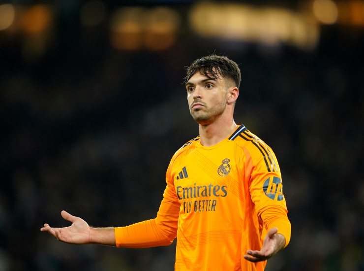 Asencio con le braccia larghe