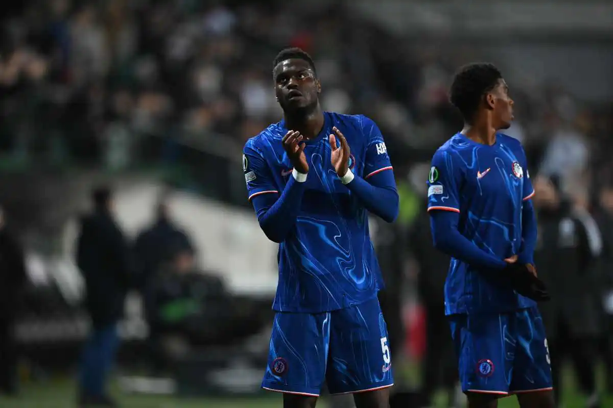 Badiashile saluta il pubblico