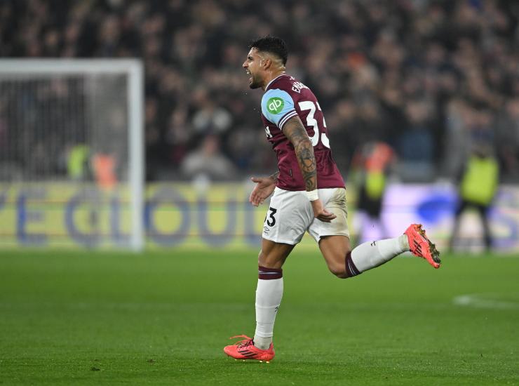 Emerson Palmieri esulta dopo una rete