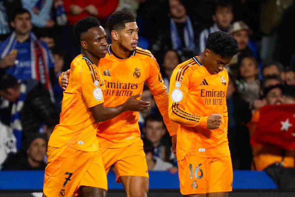 Endrick esulta con i compagni