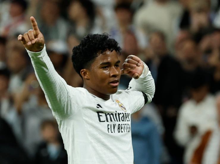 Endrick esulta dopo una rete