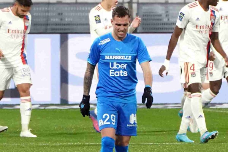 Lirola con la testa abbassata