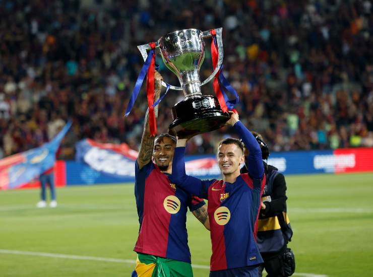 Casado alza un trofeo