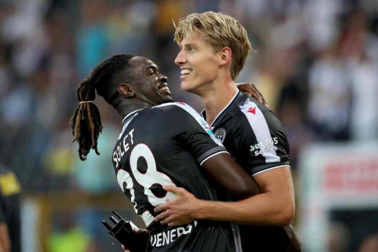 Solet e Kristensen si abbracciano