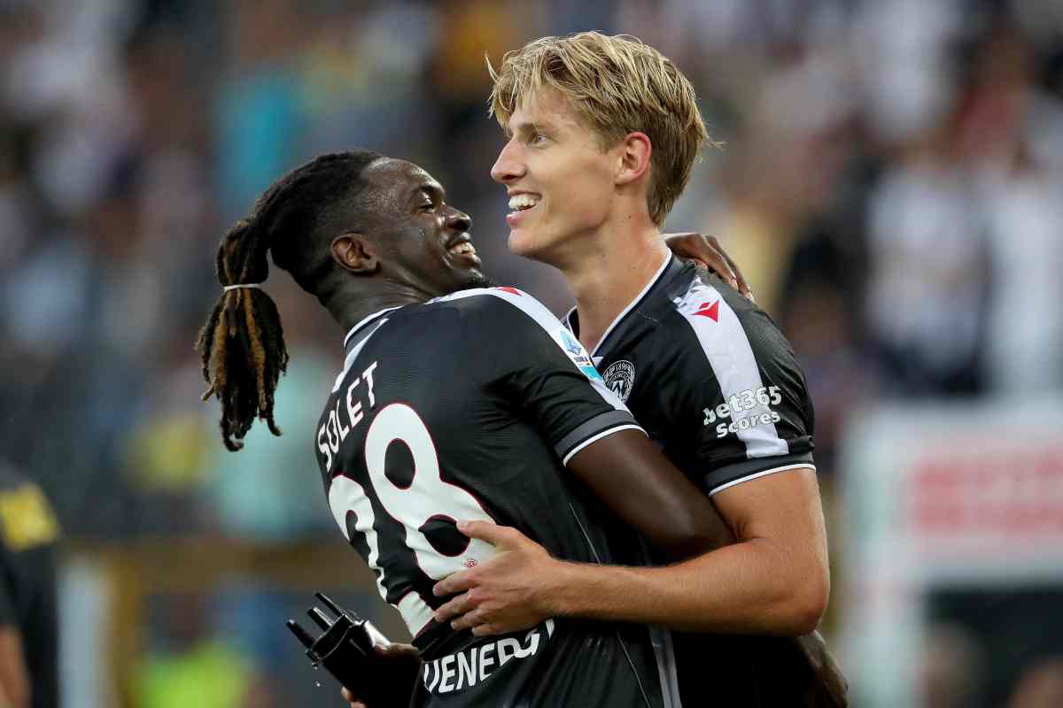 Solet e Kristensen si abbracciano