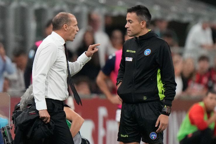 Allegri e il quarto uomo in campo